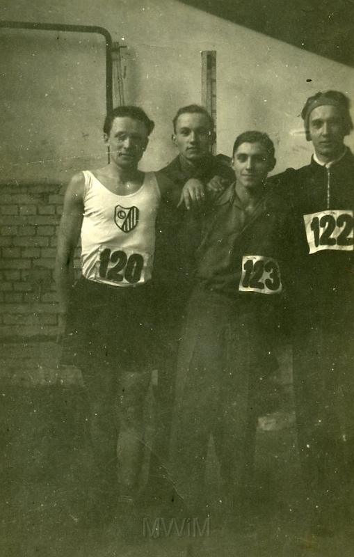 KKE 3467.jpg - Mistrzostwa Zimowe w lekkiejatletyce w Olsztynie. Uzyskała III miejsce w sztafecie 4x50m , Olsztyn, 8-9, II, 1947 r.